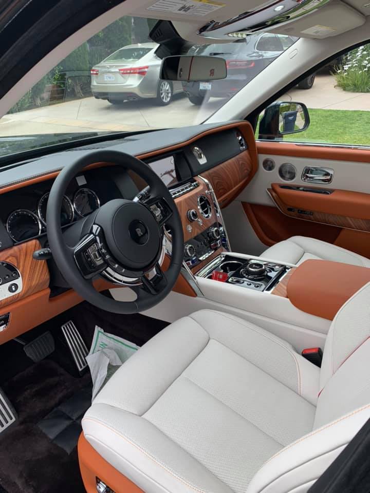 Cận cảnh khoang lái của chiếc Rolls-Royce Cullinan màu xanh ngọc lục bảo