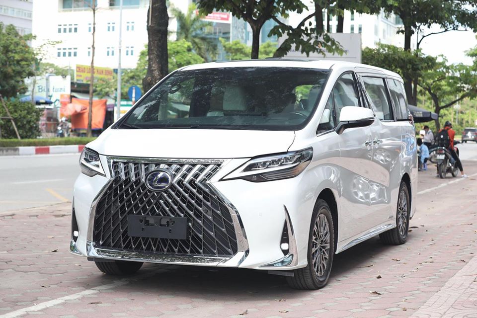 Hiện mức gi&aacute; xe Lexus LM 300h 2020 tại Việt Nam d&agrave;nh cho phi&ecirc;n bản 7 chỗ ngồi được ch&agrave;o b&aacute;n khoảng 11,2 tỷ đồng. L&ocirc; h&agrave;ng Lexus LM 300h 2020 đầu ti&ecirc;n về Việt Nam đều được nhập khẩu ch&iacute;nh h&atilde;ng v&agrave; c&oacute; 2 m&agrave;u sơn ch&iacute;nh l&agrave; trắng hoặc đen.