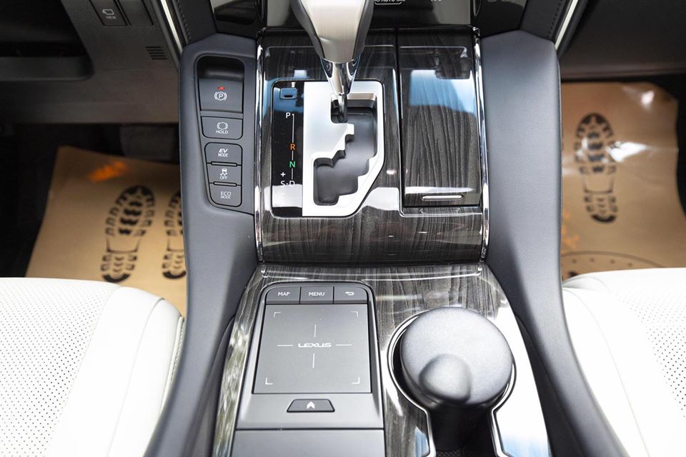  C&aacute;c động cơ điện lấy nguồn từ pin niken hidrua kim loại (nickel-metal hydride-NiMH) 224.8V v&agrave; từ động cơ đốt trong mang đến tổng c&ocirc;ng suất tối đa cho Lexus LM 300h 2020 l&agrave;197 m&atilde; lực. Xe tăng tốc từ vị tr&iacute; xuất ph&aacute;t l&ecirc;n 100 km/h trong thời gian 10,5 gi&acirc;y trước khi đạt tốc độ tối đa 180 km/h. Mức ti&ecirc;u thụ nhi&ecirc;n liệu trung b&igrave;nh theo c&ocirc;ng bố của nh&agrave; sản xuất l&agrave; 6,4 l&iacute;t/100 km.