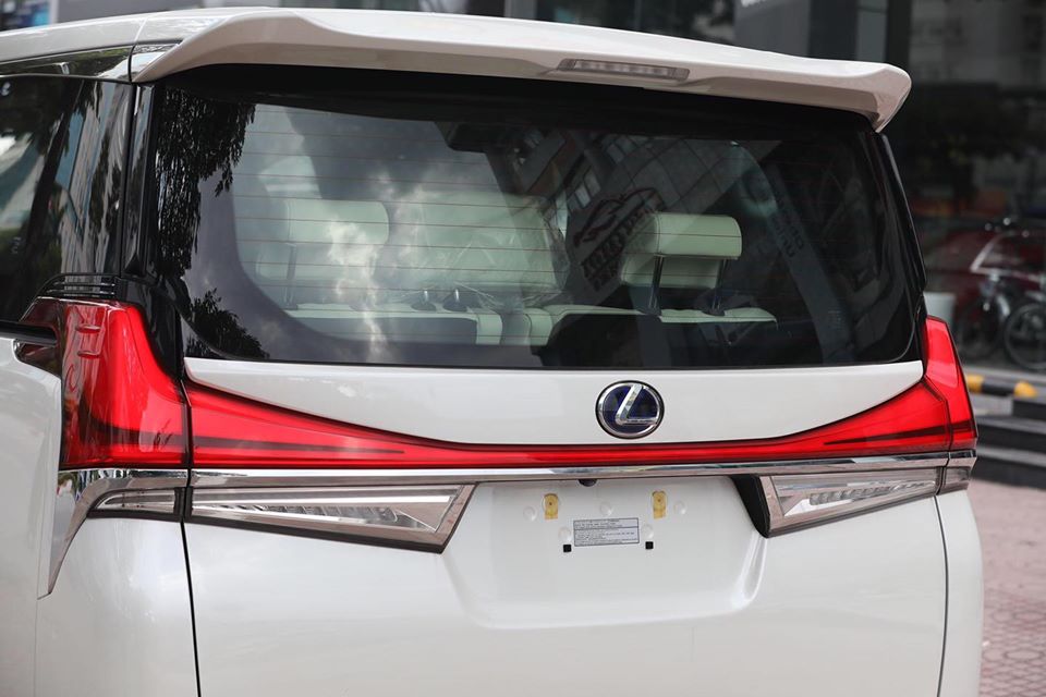 Cận cảnh đ&egrave;n hậu LED tr&ecirc;n mẫu xe Lexus LM 300h 2020.