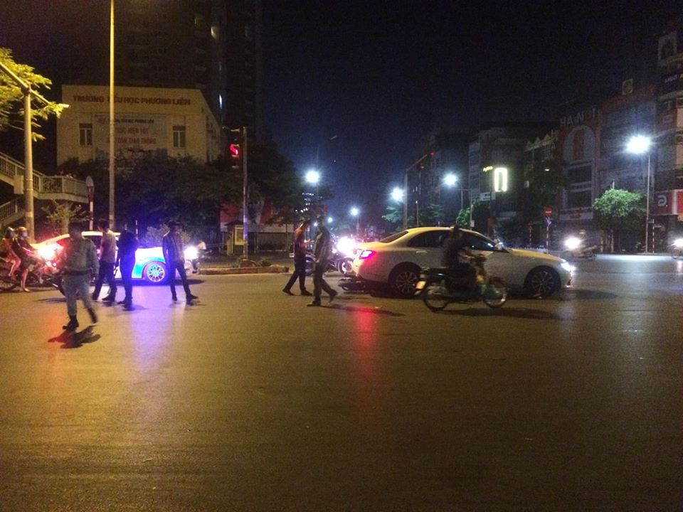 Hiện trường vụ thanh niên tóc vàng chạy xe máy thông chốt cảnh sát giao thông rồi tông vào xe Mercedes-Benz do nữ lái Hiện trường vụ thanh niên tóc vàng chạy xe máy thông chốt cảnh sát giao thông rồi tông vào xe Mercedes-Benz do nữ lái