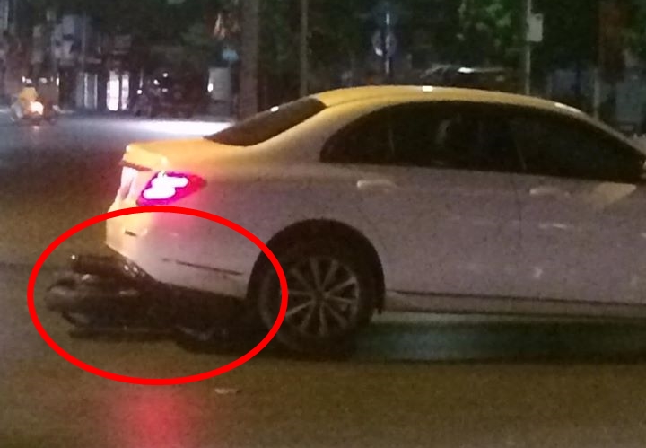 Chiếc xe máy nằm dưới gầm xe Mercedes-Benz Chiếc xe máy nằm dưới gầm xe Mercedes-Benz