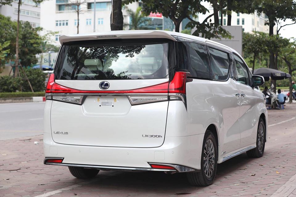L&ocirc; h&agrave;ng Lexus LM 300h 2020 đầu ti&ecirc;n về Việt Nam đều được nhập khẩu ch&iacute;nh h&atilde;ng v&agrave; c&oacute; 2 m&agrave;u sơn ch&iacute;nh l&agrave; trắng hoặc đen.