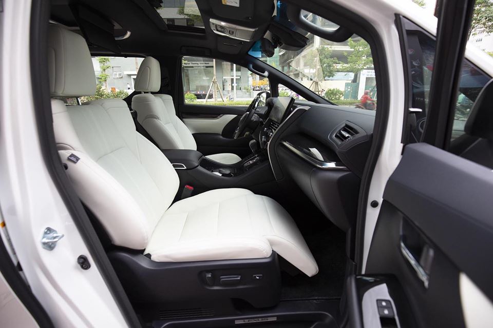 Ghế phụ c&ograve;n t&iacute;ch hợp th&ecirc;m đệm đỡ bắp ch&acirc;n.