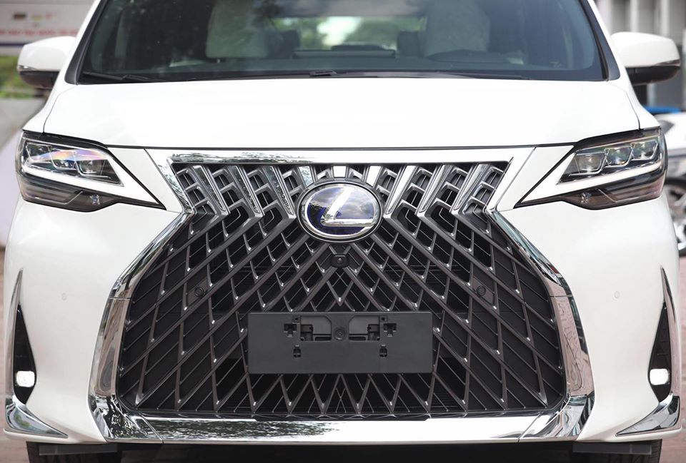 Diện mạo phần đầu xe rất hầm hố của MPV hạng sang Lexus LM 300h 2020 đầu ti&ecirc;n về Việt Nam