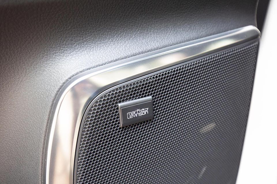 Rạp h&aacute;t của MPV hạng sang Lexus LM 300h 2020 7 chỗ ngồi tại Việt Nam l&agrave; của h&atilde;ng Mark Levinson