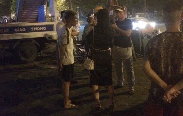 Lực lượng chức năng đang xử lý vụ việc Lực lượng chức năng đang xử lý vụ việc