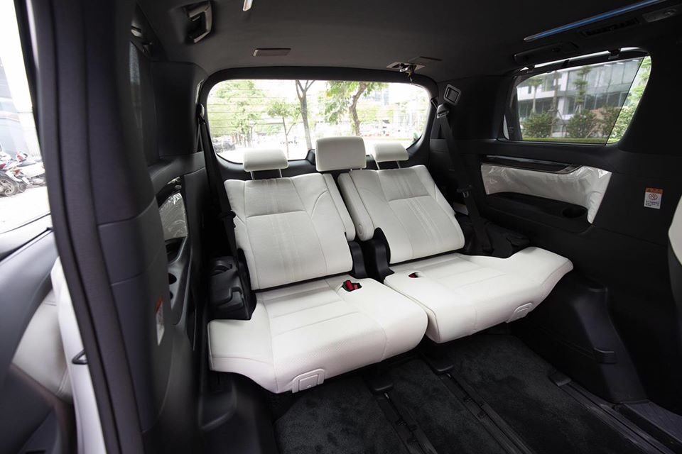 H&agrave;ng ghế thứ 3 tr&ecirc;n mẫu xe MPV hạng sang Lexus LM 300h 2020.