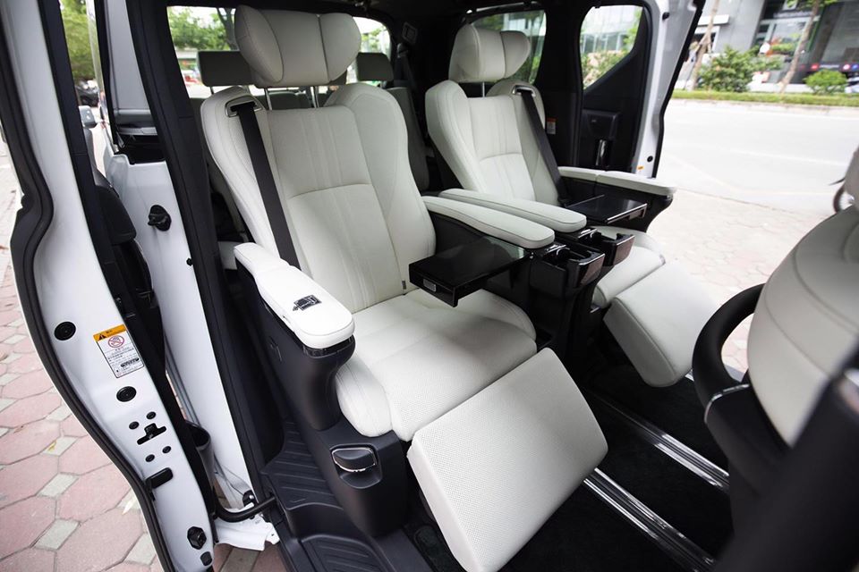 Hai ghế ngồi d&agrave;nh cho h&agrave;ng ghế thứ 2 tr&ecirc;n mẫu MPV hạng sang Lexus LM 300h 2020 đầu ti&ecirc;n về Việt Nam c&oacute; ngoại thất m&agrave;u trắng.
