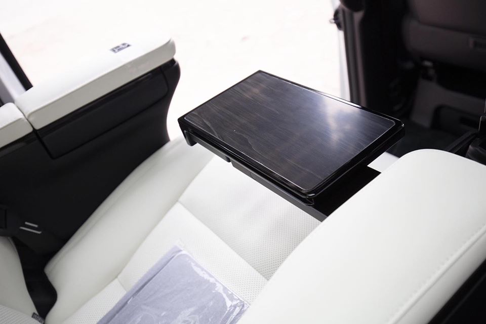 C&aacute;c trang bị ti&ecirc;u chuẩn tr&ecirc;n Lexus LM 300h 2020 gồm m&agrave;n h&igrave;nh Optitron 4,2 inch, điều h&ograve;a hai v&ugrave;ng cho khoang l&aacute;i, cửa trượt điện, m&agrave;n h&igrave;nh trung t&acirc;m 12,3 inch, sạc kh&ocirc;ng d&acirc;y.