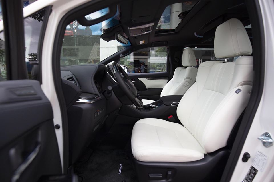 MPV hạng sang Lexus LM 300h 2020 đầu ti&ecirc;n về Việt Nam mang ngoại thất m&agrave;u trắng c&oacute; nội thất phối 2 m&agrave;u l&agrave; trắng v&agrave; đen với c&aacute;c ghế ngồi bọc da m&agrave;u trắng.