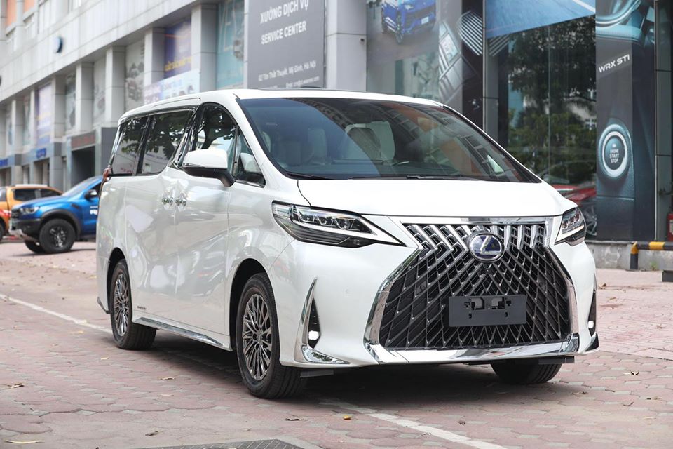 Lexus LM lần đầu ra mắt tại triển l&atilde;m &ocirc;t&ocirc; Thượng Hải 2019 v&agrave;o th&aacute;ng 4 năm ngo&aacute;i v&agrave; nhanh ch&oacute;ng nhận được sự ch&uacute; &yacute; của c&aacute;c đại gia. Mẫu xe n&agrave;y được ph&aacute;t triển dựa tr&ecirc;n nền tảng của Alphard thế hệ thứ ba nhưng vẫn mang đậm chất sang trọng của Lexus. Trong đ&oacute;, phi&ecirc;n bản Lexus LM 300h 2020 mới về Việt Nam gần đ&acirc;y đ&atilde; g&acirc;y sốt giới m&ecirc; xe trong nước