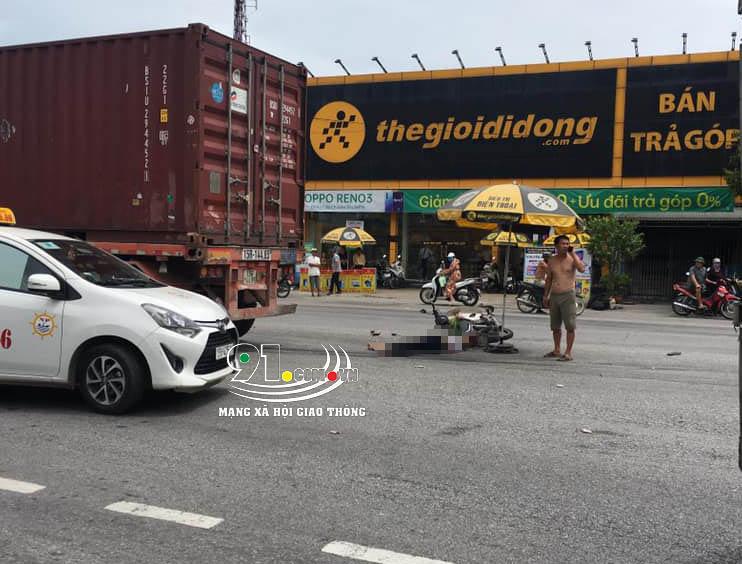 Người đ&agrave;n &ocirc;ng tử vong tại chỗ sau khi bị xe container c&aacute;n qua người