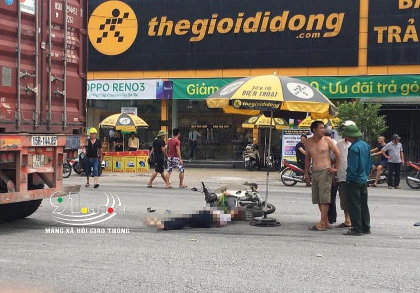 Người d&acirc;n đứng xem vụ tai nạn cũng như đợi lực lượng chức năng đến xử l&yacute;