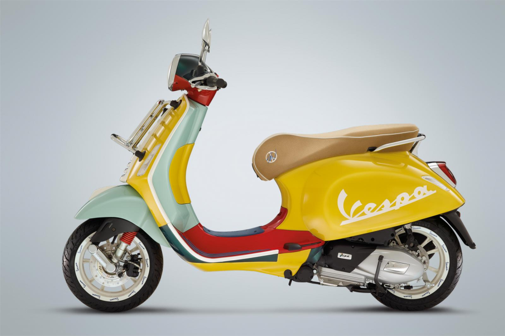 Logo Vespa được bố trí hài hoà ở cốp xe và trên vành bánh xe. Logo Vespa được bố trí hài hoà ở cốp xe và trên vành bánh xe.