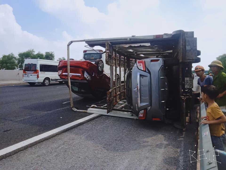 Chiếc &ocirc; t&ocirc; tải chở xe về đại l&yacute; lật tr&ecirc;n cao tốc H&agrave; Nội - Hải Ph&ograve;ng