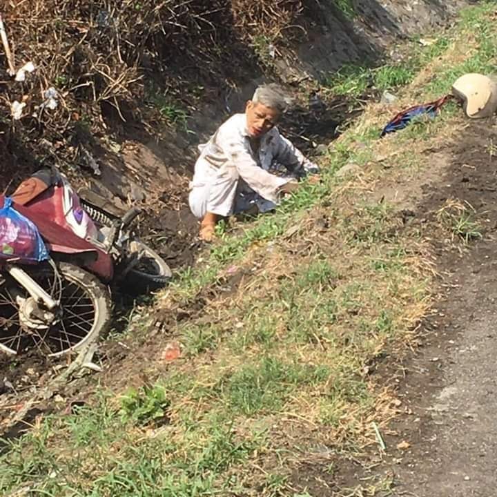 Cụ ông đi xe máy bị thương nặng Cụ ông đi xe máy bị thương nặng