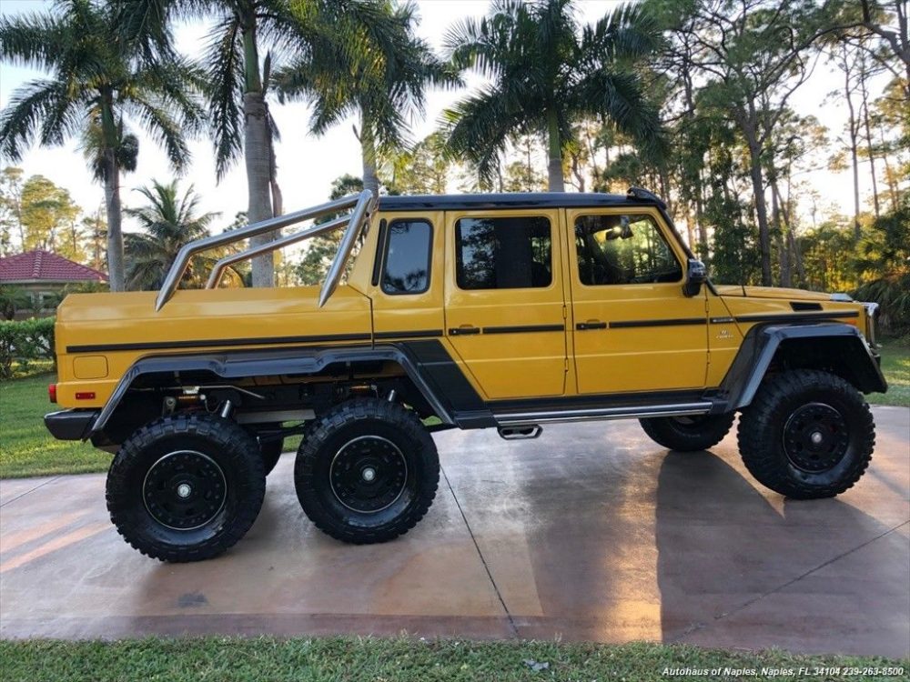 Ngoại thất chiếc Mercedes-Benz G63 AMG 6x6 này được hoàn thiện trong màu sơn vàng AMG Solar Beam Yellow đi kèm với đó là các bánh xe được sơn màu đen rất hầm hố, các chi tiết ống thép hay cả các vòm bánh xe bằng carbon rất tinh tế. Ngoại thất chiếc Mercedes-Benz G63 AMG 6x6 này được hoàn thiện trong màu sơn vàng AMG Solar Beam Yellow đi kèm với đó là các bánh xe được sơn màu đen rất hầm hố, các chi tiết ống thép hay cả các vòm bánh xe bằng carbon rất tinh tế.