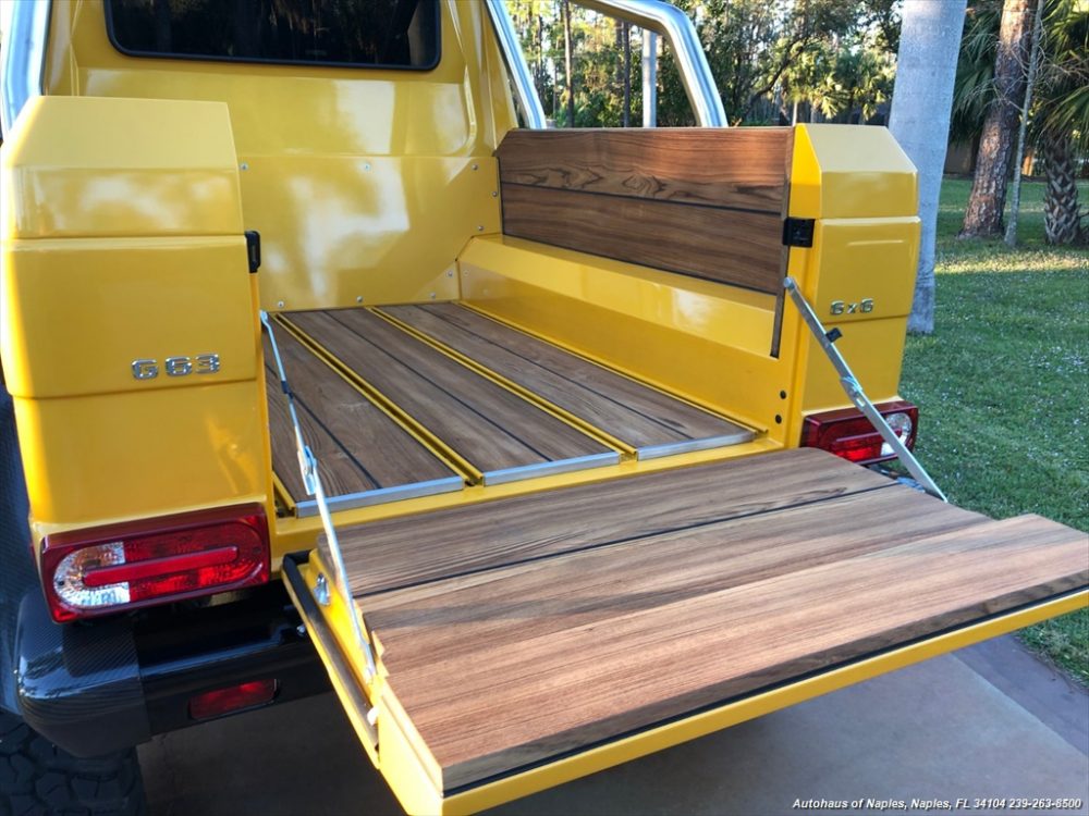 Thảm sàn cho khoang hành lý phía sau trên Thảm sàn cho khoang hành lý phía sau trên quái vật 6 chân Mercedes-Benz G63 AMG 6x6 độc nhất vô nhị tại Việt Nam được ốp gỗ tếch.