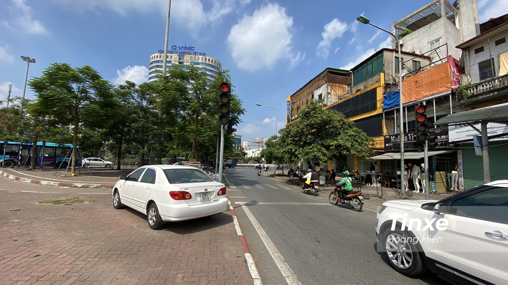L&aacute;i xe c&oacute; thể bị phạt đến 5 triệu đồng v&agrave; tước bằng l&aacute;i xe 3 th&aacute;ng nếu vượt đ&egrave;n đỏ.