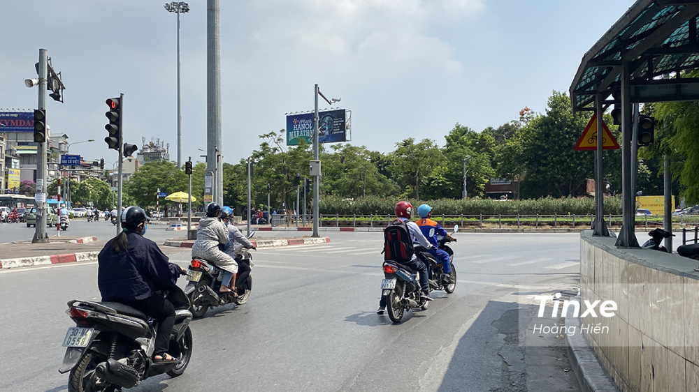 Đường nh&aacute;nh rẽ phải từ Giải Ph&oacute;ng v&agrave;o Đại Cồ Việt c&oacute; đ&egrave;n t&iacute;n hiệu giao th&ocirc;ng, c&aacute;c l&aacute;i xe cần ch&uacute; &yacute; chấp h&agrave;nh theo hiệu lệnh của đ&egrave;n.