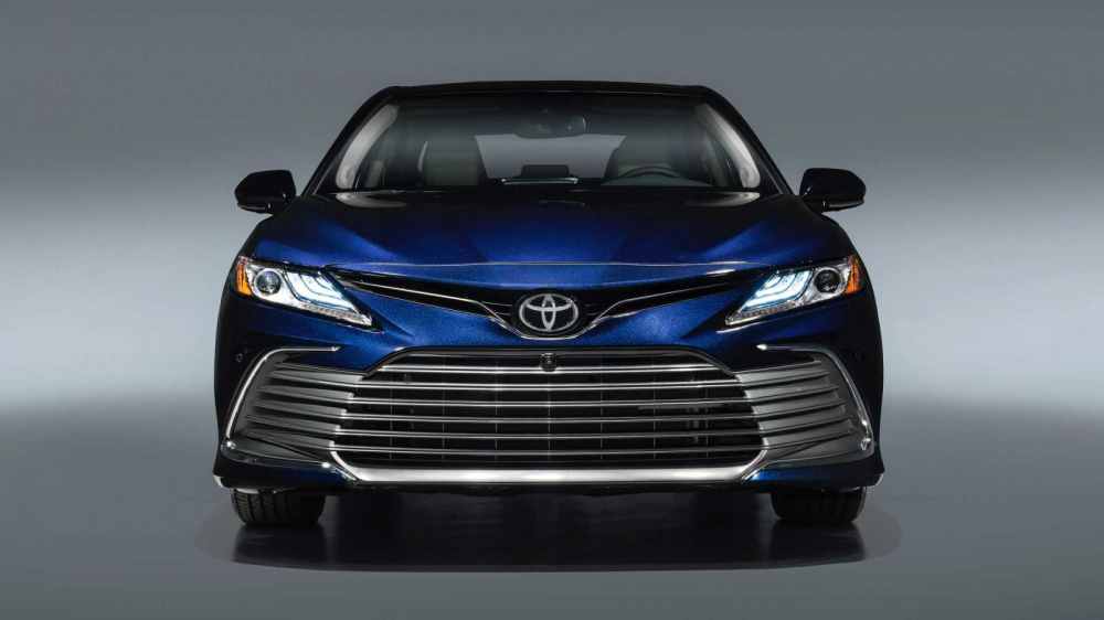 Toyota Camry 2021 bản ti&ecirc;u chuẩn với hốc gi&oacute; trung t&acirc;m thay đổi nhẹ