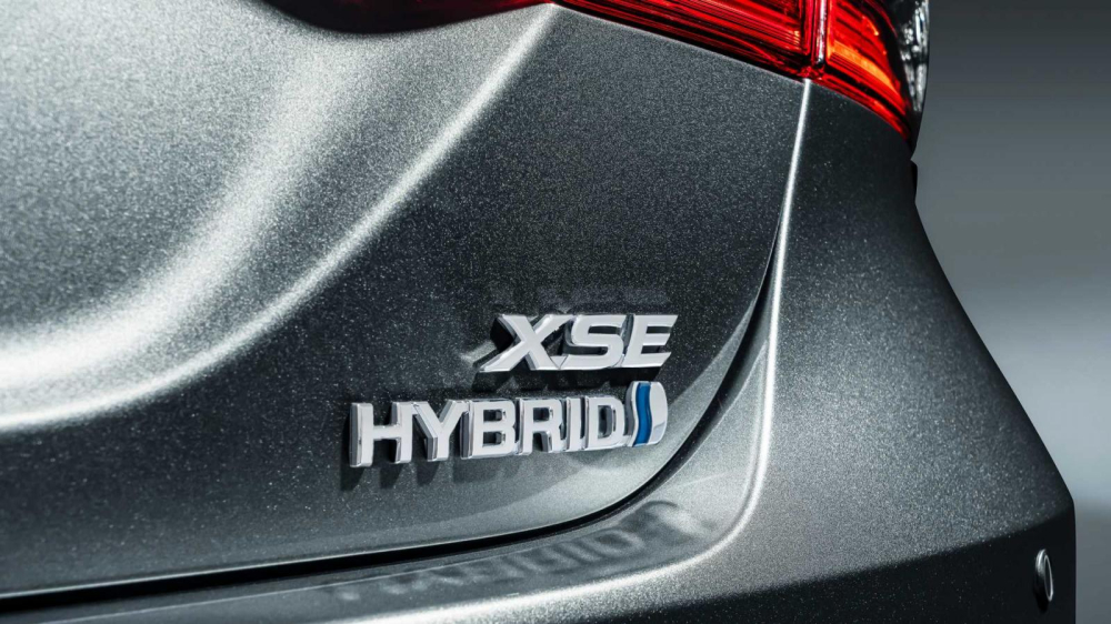 Lần đầu ti&ecirc;n phi&ecirc;n bản thể thao XSE của Toyota Camry 2021 d&ugrave;ng hệ truyền động hybrid