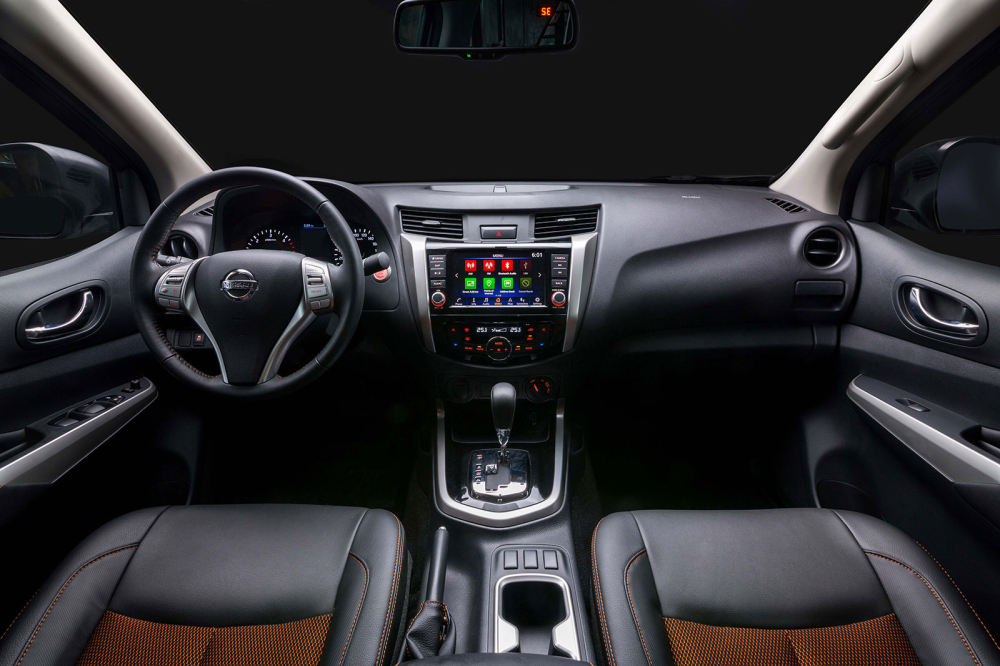 Nội thất b&ecirc;n trong Nissan Navara Black Edition A-IVI