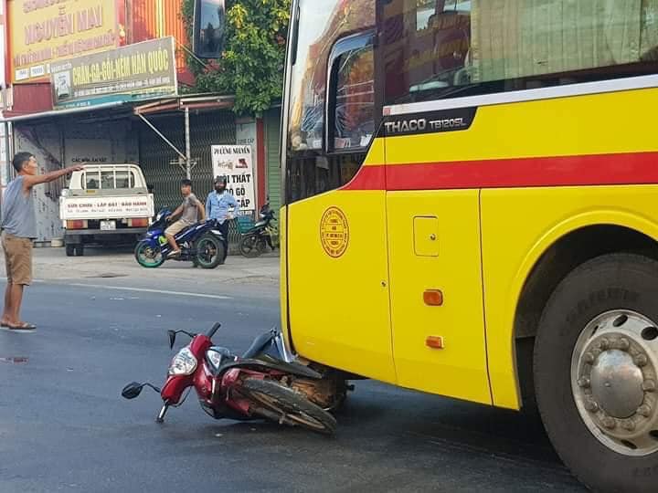 Xe máy của nạn nhân nằm dưới gầm ô tô khách