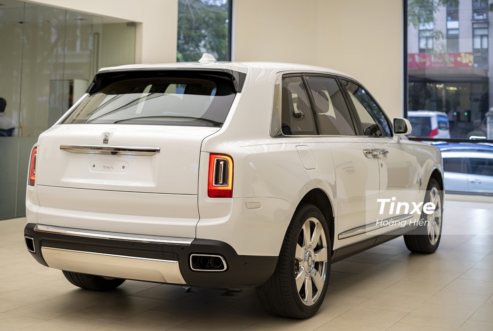 Vẻ đẹp của Rolls-Royce Cullinan nh&igrave;n từ ph&iacute;a sau