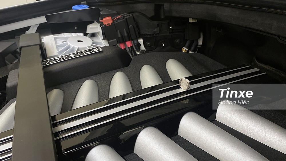 Đồng xu ho&agrave;n to&agrave;n kh&ocirc;ng bị đổ tr&ecirc;n nắp động cơ Rolls-Royce Cullinan khi đề nổ m&aacute;y.
