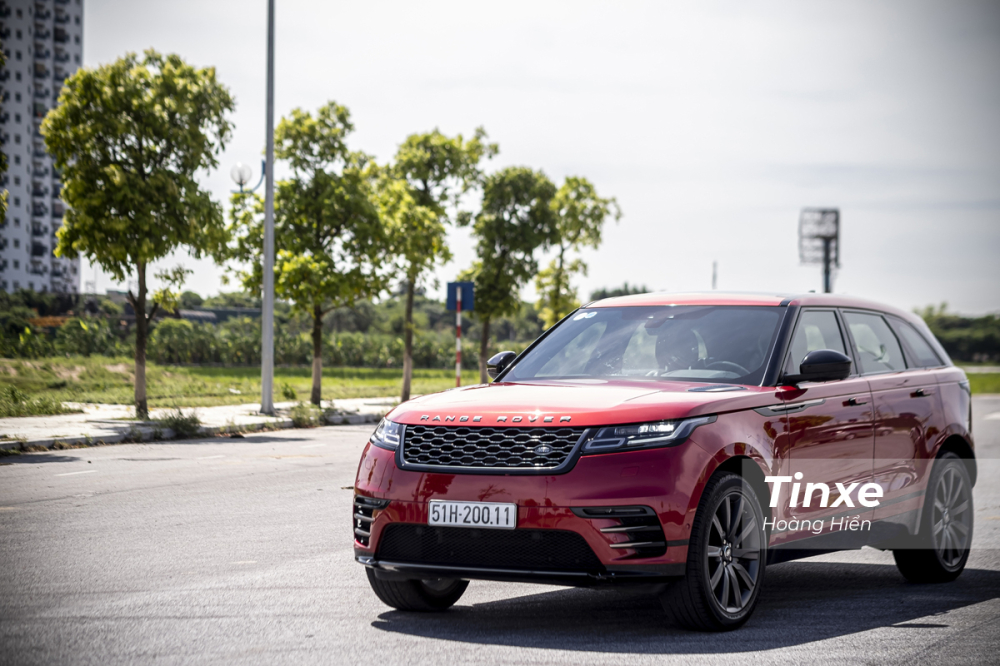 Nếu so sánh với các đối thủ như BMW X6, Audi Q8 hay Mercedes-Benz GLE thì Range Rover Velar có phần nhỏ hơn Nếu so sánh với các đối thủ như BMW X6, Audi Q8 hay Mercedes-Benz GLE thì Range Rover Velar có phần nhỏ hơn