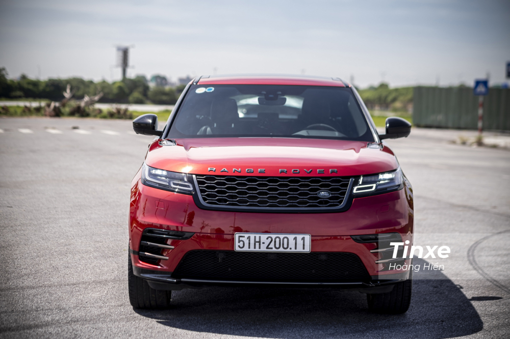 Ở phần đầu xe vẫn có thể nhận ra những đường nét đặc trưng của gia đình Land Rover với lưới tản nhiệt đặt cao, vuông vắn cùng hoạt tiết lưới 3D bắt mắt. Thêm vào đó là hệ thống đèn chiếu sáng LED matrix được đặt riêng cho chiếc xe trong bài viết khiến rất dễ dàng nhận ra Range Rover Velar trên đường Ở phần đầu xe vẫn có thể nhận ra những đường nét đặc trưng của gia đình Land Rover với lưới tản nhiệt đặt cao, vuông vắn cùng hoạt tiết lưới 3D bắt mắt. Thêm vào đó là hệ thống đèn chiếu sáng LED matrix được đặt riêng cho chiếc xe trong bài viết khiến rất dễ dàng nhận ra Range Rover Velar trên đường