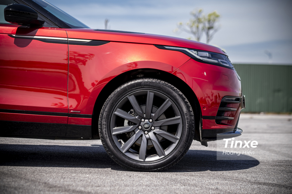 Trên chiếc Range Rover Velar R-Dynamic SE trong bài viết có thể thấy chủ nhân đã trang bị thêm bộ vành hợp kim 10 chấu kích thước tới 21 inch để mang lại sự bề thế cho chiếc xe. Trên chiếc Range Rover Velar R-Dynamic SE trong bài viết có thể thấy chủ nhân đã trang bị thêm bộ vành hợp kim 10 chấu kích thước tới 21 inch để mang lại sự bề thế cho chiếc xe.