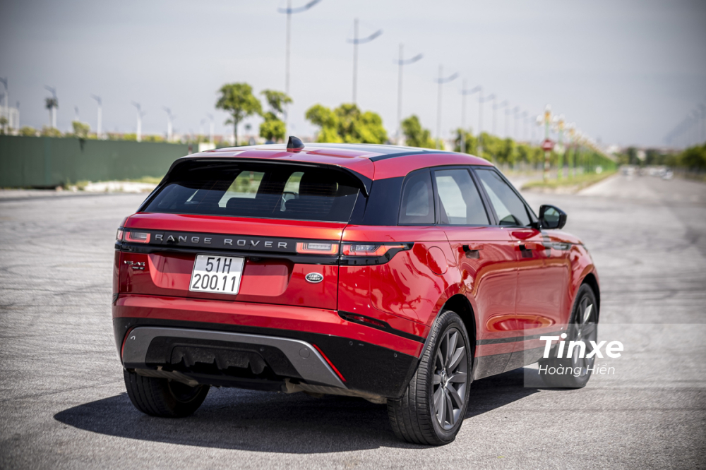 Phía đuôi xe vẫn được giữ nguyên thiết kế nhưng có điểm thay đổi nhỏ là ống xả kép đã được ẩn đi để tạo sự liền mạch cho phần đuôi xe. Phía đuôi xe vẫn được giữ nguyên thiết kế nhưng có điểm thay đổi nhỏ là ống xả kép đã được ẩn đi để tạo sự liền mạch cho phần đuôi xe.