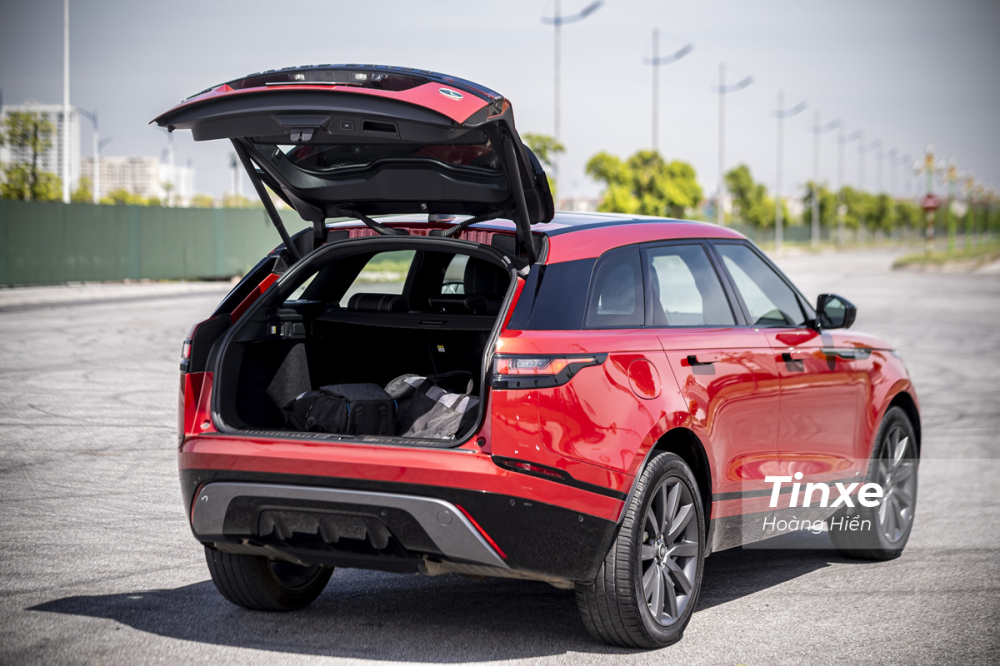 Cửa cốp sau của Range Rover Velar cũng là loại đóng mở tự động thông qua nút bấm. Và không gian khoang hành lý của mẫu xe này cũng lên tới 834 lít và có thể mở rộng đến 1.075 lít nếu gập hàng ghế thứ 2. Cửa cốp sau của Range Rover Velar cũng là loại đóng mở tự động thông qua nút bấm. Và không gian khoang hành lý của mẫu xe này cũng lên tới 834 lít và có thể mở rộng đến 1.075 lít nếu gập hàng ghế thứ 2.