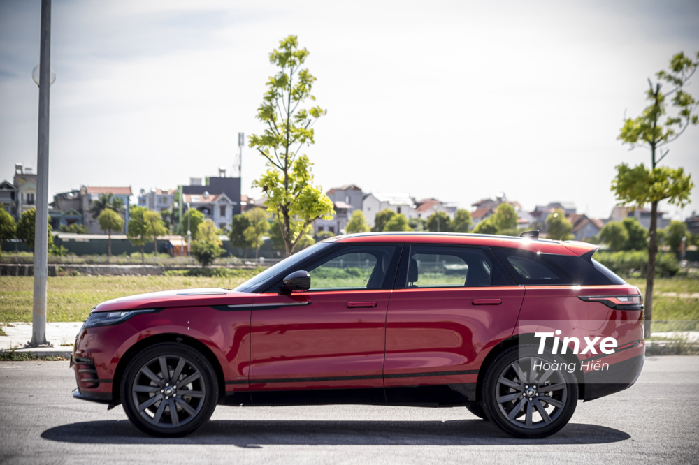 Range Rover Velar sở hữu ngoại thất khá bề thế nhờ vào thiết kế có phần vuông bắn và trường xe. Tuy nhiên, kích thước thực tế của Range Rover Velar chỉ đạt mức 4.803 x 2.145 x 1.665 mm (DxRxC) và chiều dài cơ sở đạt 2.870mm. Range Rover Velar sở hữu ngoại thất khá bề thế nhờ vào thiết kế có phần vuông bắn và trường xe. Tuy nhiên, kích thước thực tế của Range Rover Velar chỉ đạt mức 4.803 x 2.145 x 1.665 mm (DxRxC) và chiều dài cơ sở đạt 2.870mm.