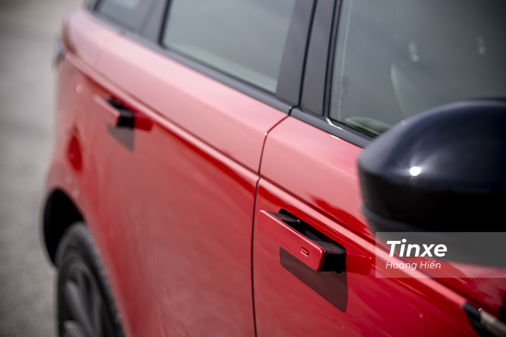 Range Rover Velar vẫn hấp dẫn nhiều người với cơ chế ẩn tay nắm cửa vào thân xe khi di chuyển nên mang đến một cảm giác liền mạch cho phần thân xe. Range Rover Velar vẫn hấp dẫn nhiều người với cơ chế ẩn tay nắm cửa vào thân xe khi di chuyển nên mang đến một cảm giác liền mạch cho phần thân xe.