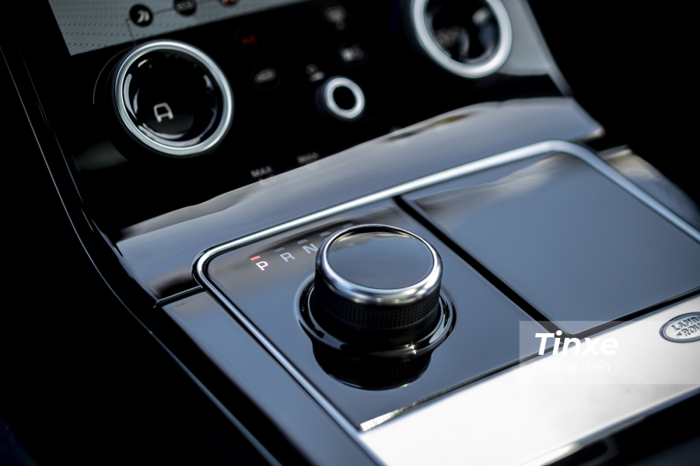 Điều khá thú vị là Range Rover Velar vẫn giữ dạng núm xoay chuyển số thay vì dạng cần số điện tử như những người anh em khác trong gia đình Jaguar Land Rover. Điều khá thú vị là Range Rover Velar vẫn giữ dạng núm xoay chuyển số thay vì dạng cần số điện tử như những người anh em khác trong gia đình Jaguar Land Rover.