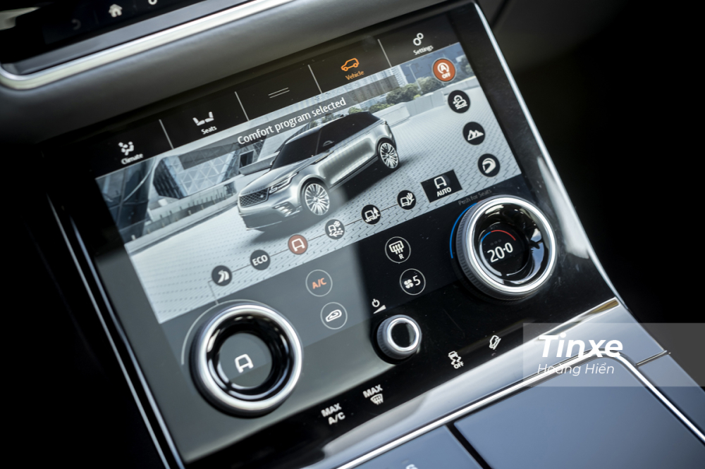 Ngay bên dưới là một màn hình cảm ứng nữa có khả năng thay đổi giao diện tuỳ theo các chế độ do người lái chọn bao gồm giao diện quản lý hệ thống điều hoà trong xe, giao diện quản lý các chế độ lái, giao diện giải trí,... Ngay bên dưới là một màn hình cảm ứng nữa có khả năng thay đổi giao diện tuỳ theo các chế độ do người lái chọn bao gồm giao diện quản lý hệ thống điều hoà trong xe, giao diện quản lý các chế độ lái, giao diện giải trí,...