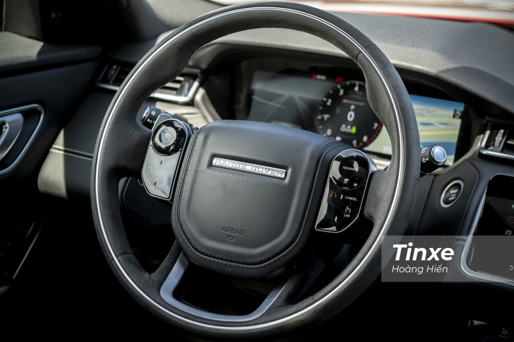 Vô-lăng 4 chấu tạo cảm giác to lớn và bề thế cho một mẫu SUV hạng sang như Range Rover Velar. Trên đó còn được tích hợp nút bấm điều khiển âm thanh, nút kích hoạt Cruise Control, LIM và cả lẫy gẩy số phía sau. Điều thú vị là các nút bấm này được thiết kế khá mượt mà, tạo cảm giác như các nút cảm ứng Vô-lăng 4 chấu tạo cảm giác to lớn và bề thế cho một mẫu SUV hạng sang như Range Rover Velar. Trên đó còn được tích hợp nút bấm điều khiển âm thanh, nút kích hoạt Cruise Control, LIM và cả lẫy gẩy số phía sau. Điều thú vị là các nút bấm này được thiết kế khá mượt mà, tạo cảm giác như các nút cảm ứng