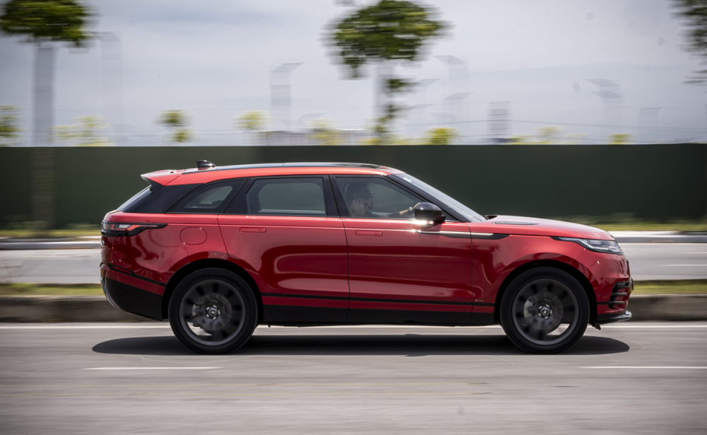 Range Rover Velar còn nổi bật nhờ khả năng offroad danh tiếng của mình khi có khoảng sáng gầm tới 248mm, khả năng lội nước 650mm và hàng loạt công nghệ hỗ trợ offroad như hệ thống thích ứng địa hình Terrain Respone 2, hỗ trợ khởi hành ở đường trơn trượt Low Traction Launch, hỗ trợ đổ đèo, công nghệ Range Rover Velar còn nổi bật nhờ khả năng offroad danh tiếng của mình khi có khoảng sáng gầm tới 248mm, khả năng lội nước 650mm và hàng loạt công nghệ hỗ trợ offroad như hệ thống thích ứng địa hình Terrain Respone 2, hỗ trợ khởi hành ở đường trơn trượt Low Traction Launch, hỗ trợ đổ đèo, công nghệ