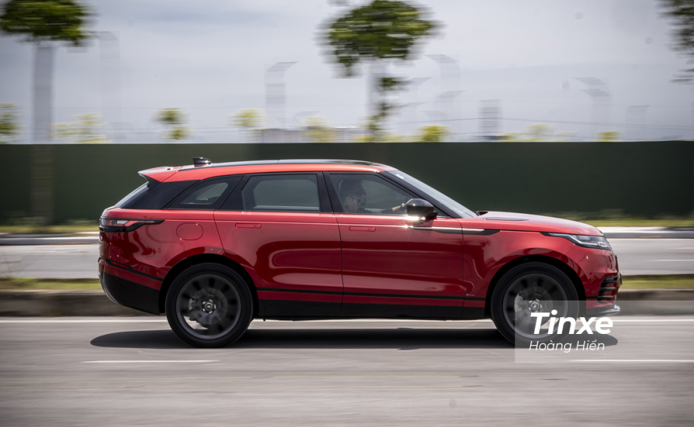 Kết hợp cùng hộp số tự động 8 cấp và hệ dẫn động bốn bánh toàn thời gian AWD, Range Rover Velar có thể tăng tốc từ 0-100km/h chỉ trong 6,7 giây trước khi đạt tốc độ tối đa 217 km/h. Kết hợp cùng hộp số tự động 8 cấp và hệ dẫn động bốn bánh toàn thời gian AWD, Range Rover Velar có thể tăng tốc từ 0-100km/h chỉ trong 6,7 giây trước khi đạt tốc độ tối đa 217 km/h.