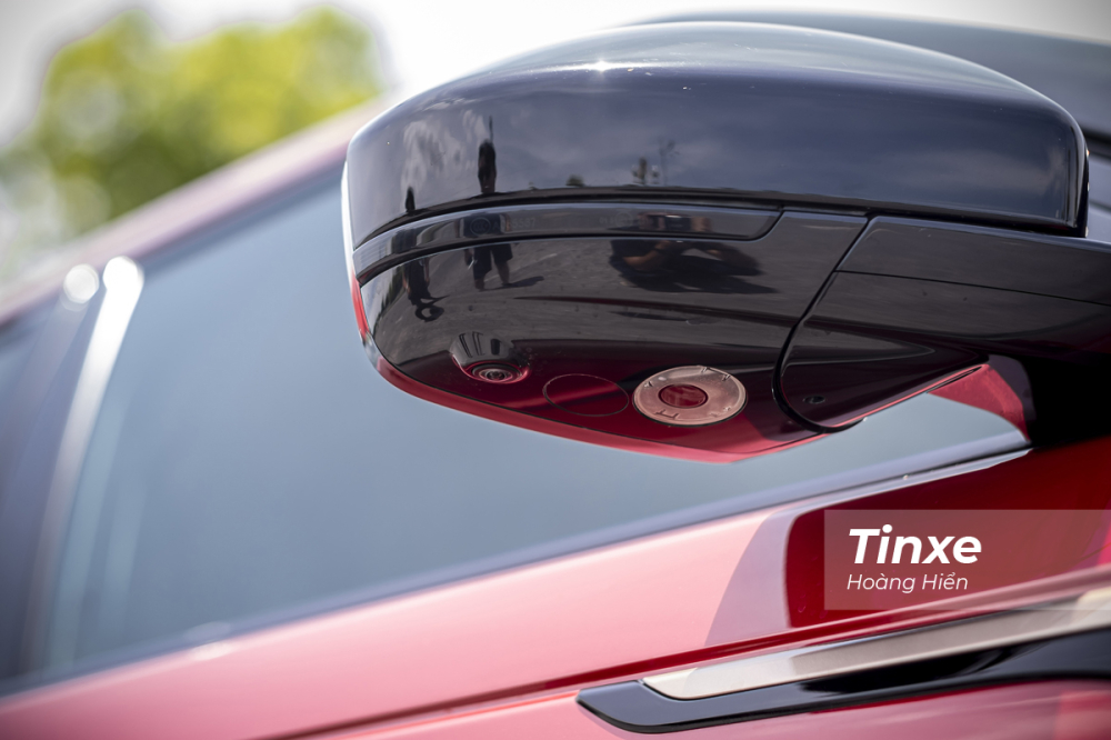 Gương chiếu hậu của Range Rover Velar R-Dynamic SE cũng được bổ sung thêm camera 360 độ giúp cho chủ xe có thể dễ dàng quan sát các chướng ngại vật xung quanh xe. Gương chiếu hậu của Range Rover Velar R-Dynamic SE cũng được bổ sung thêm camera 360 độ giúp cho chủ xe có thể dễ dàng quan sát các chướng ngại vật xung quanh xe.