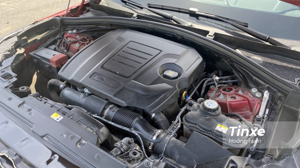 Bên dưới nắp capo của Range Rover Velar là khối động cơ xăng Ingenium dung tích 2.0L tích hợp tăng áp có khả năng sản sinh công suất đối đa 246 mã lực cùng mô-men xoắn cực đại đạt 365 Nm. Bên dưới nắp capo của Range Rover Velar là khối động cơ xăng Ingenium dung tích 2.0L tích hợp tăng áp có khả năng sản sinh công suất đối đa 246 mã lực cùng mô-men xoắn cực đại đạt 365 Nm.