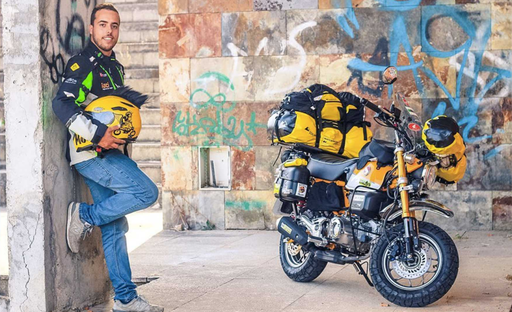 Andr&eacute; Sousa b&ecirc;n cạnh chiếc Honda Monkey