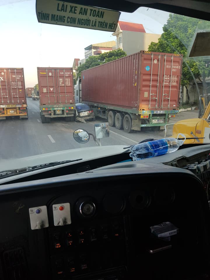 Hiện trường vụ tai nạn giữa 2 chiếc xe container và chiếc ô tô con