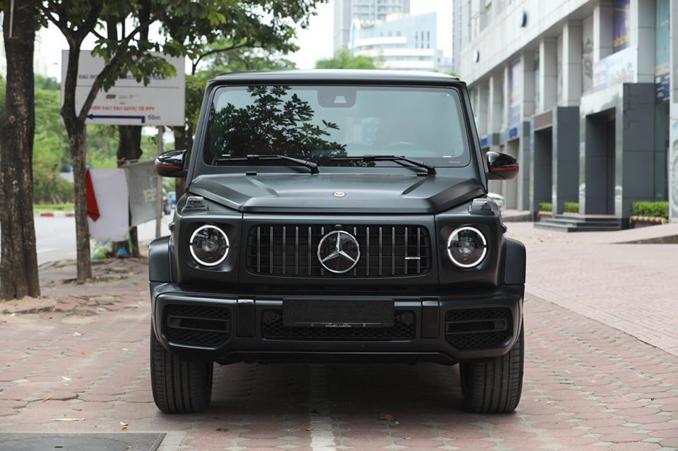 Một chiếc Mercedes-AMG G63 đời 2020 mới có mặt tại Hà Nội với ngoại thất màu đen sần đã gây sự thích thú cho giới mê xe trong nước. Nếu chỉ nhìn trực diện đầu xe như trong ảnh rất khó để nhận ra đây là một chiếc xe Mercedes-AMG G63 đời 2020 có trang bị hàng độc tại Việt Nam.