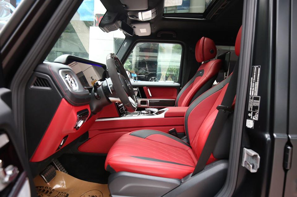 Mở cửa bước vào bên trong khoang lái của chiếc SUV hạng sang Mercedes-AMG G63 có gói tuỳ chọn off-road Trail Package đầu tiên ở Việt Nam có nội thất đỏ rực hết sức sexy.