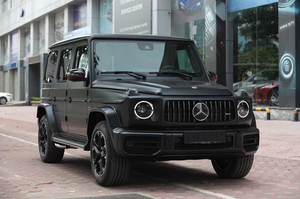 Còn Mercedes-AMG G63 nhập ngoài có ống xả kép hướng ra bên hông